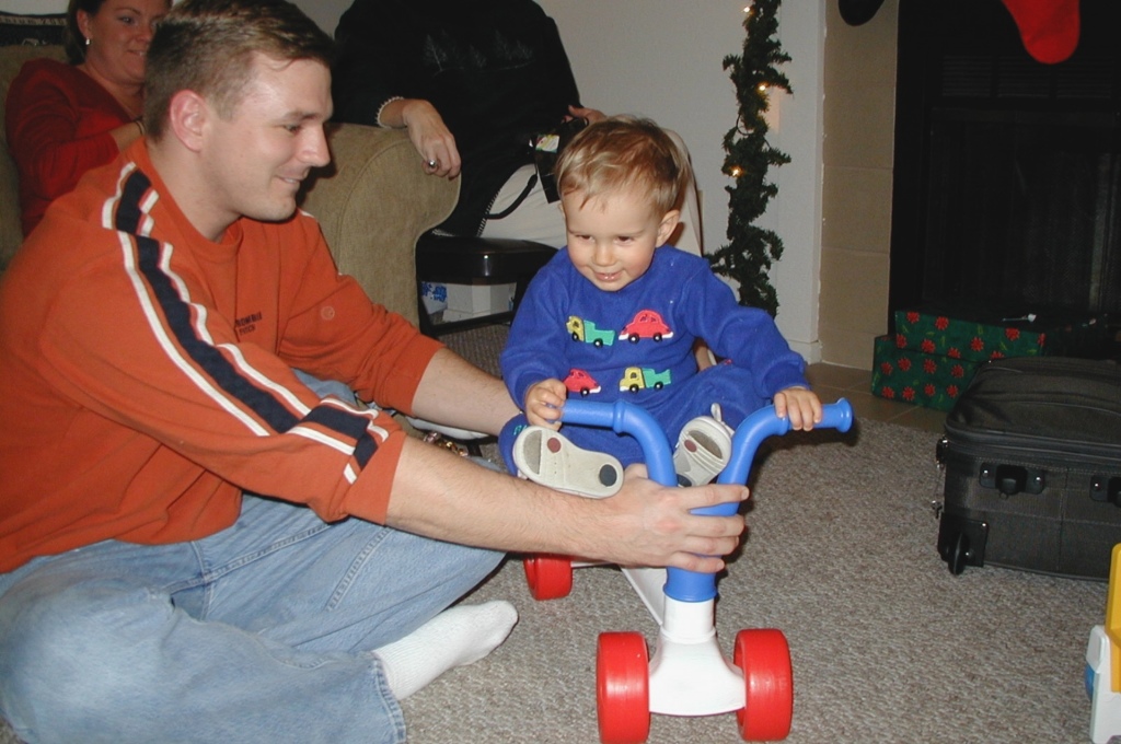 Hildebrand Christmas ScreenSaver/1024x768_2000-12-21-22 Uncle Justin shows Vale.jpg